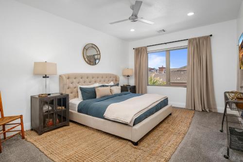 Postel nebo postele na pokoji v ubytování 395 Zion Village X-BOX ONE, LOTS OF GAMES, BUILT-IN BUNK BEDS, POOL VIEWS, AND MORE!