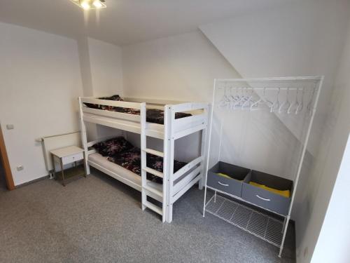 een kleine kamer met 2 stapelbedden bij Lounge house in Burgau