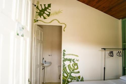 Koupelna v ubytování Alpha Arenal Hostel