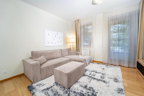 un soggiorno con un divano e un tappeto di Mountain Bliss 1-BR a Borovets