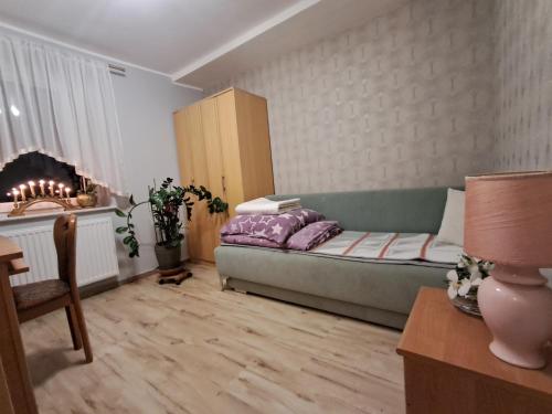 Una sala de estar con un sofá y una chimenea. en Kawalerka nad Zatoką, en Gdynia