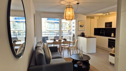 un salon avec un canapé et une table dans l'établissement T3 neuf climatisé avec parking à Nice, à Nice