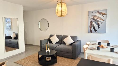 un salon avec un canapé et une table dans l'établissement T3 neuf climatisé avec parking à Nice, à Nice