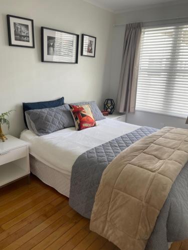 En eller flere senge i et værelse på Mount Beach house