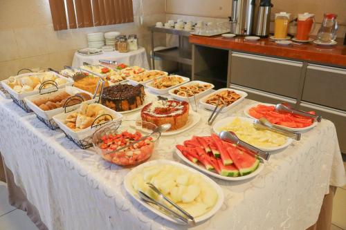 カルアルにあるHotel Itaparicaのテーブルの上にさまざまな種類の食べ物が並んだビュッフェ