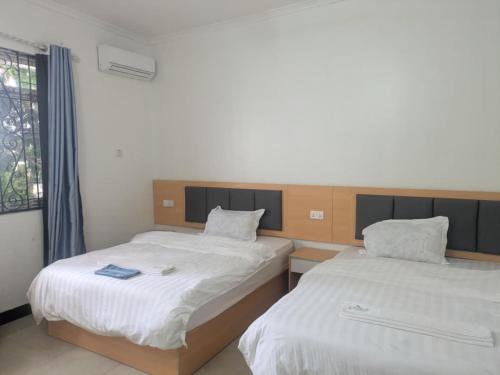 Een bed of bedden in een kamer bij Huasheng Hotel