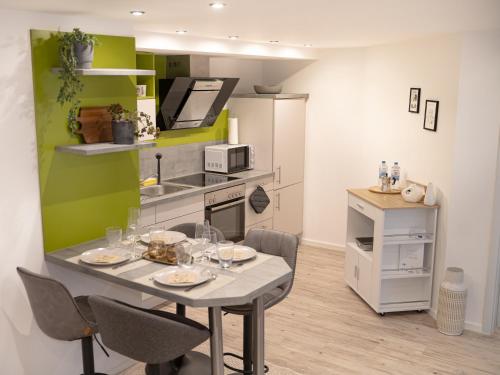 Una pequeña cocina con una mesa y un microondas. en Charmante Wohnung am Drachenfels, en Bad Honnef am Rhein