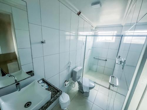 カルアルにあるHotel Itaparicaのシャワー、洗面台、トイレ付きのバスルーム