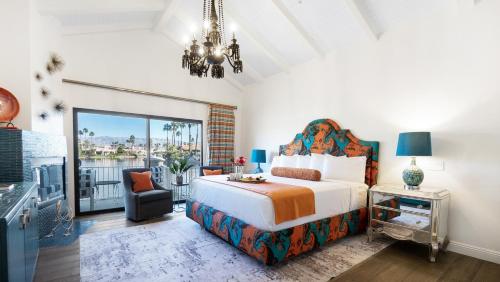 Postel nebo postele na pokoji v ubytování The Chateau at Lake La Quinta