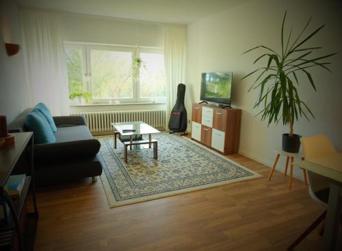 een woonkamer met een bank en een tafel bij Panoramablick vom Rodenberg in Rodenberg