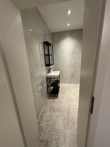 a bathroom with a sink and a mirror at Cologne 20 min Tram 1 min, Top City Apartment in Niederdorla