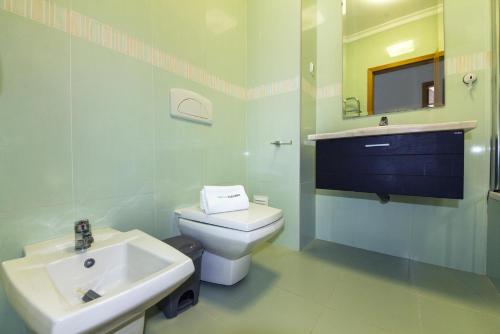 een badkamer met een wit toilet en een wastafel bij C05 - Convento Apartment in Lagos