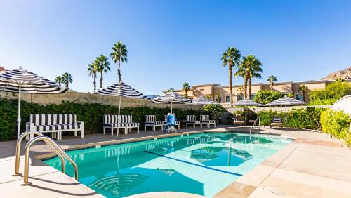 Bazén v ubytování The Chateau at Lake La Quinta nebo v jeho okolí