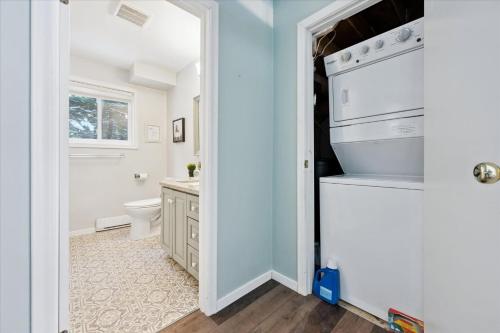 Η κουζίνα ή μικρή κουζίνα στο Whispering Dune Winter Retreat by Singing Sands