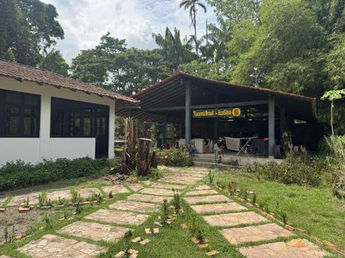 een tuin voor een gebouw bij Sitio ecológico para eventos in Benevides