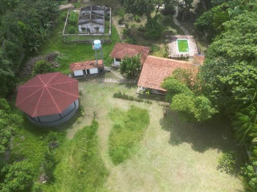 een luchtzicht op een huis met een watertoren bij Sitio ecológico para eventos in Benevides