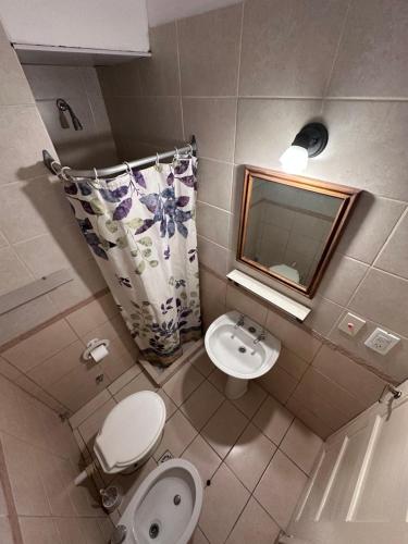 een kleine badkamer met toilet en wastafel bij Hotel Saona in Mar del Plata