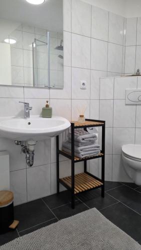 un bagno bianco con lavandino e WC di MaxMir - Tannenweg Iserlohn a Iserlohn