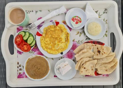 ein Tablett mit Hummus, Dip und Pommes frites in der Unterkunft Pyramids Sunrise View Hotel in Giza