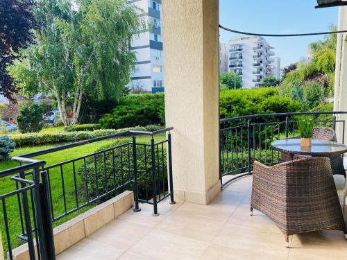 ein Balkon mit Tisch und Stühlen und Aussicht in der Unterkunft Apartament Modern & Spatios - La 2 minute de Mare in Mamaia Nord – Năvodari