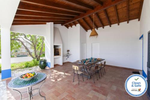 a dining room with a table and chairs in a house at D13 - Eiras Velhas Holiday House in Almádena in Almádena