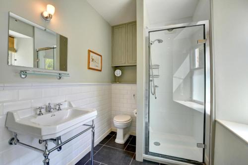 un bagno con lavandino e doccia di 4 Bed in St. Mawgan oc-p00610 a Saint Mawgan