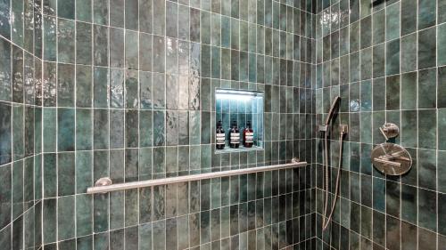 Koupelna v ubytování A Hollywood Location Chic Renovated 1BDR Patio Urban Jungle by AvantStay