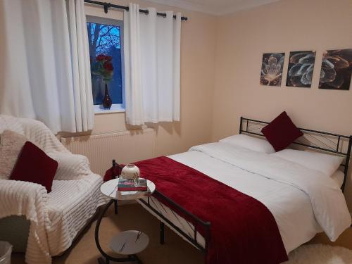 En eller flere senge i et værelse på Four-bedroom house, kitchen, TV in each bedroom