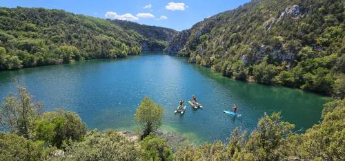 カンソンにあるCamping - Piscine - ccbbabdの川上のサーフボードの人々