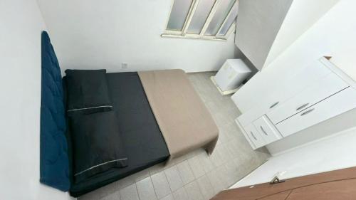 een keuken met een bank bij O Sol da Manhã in Rio de Janeiro