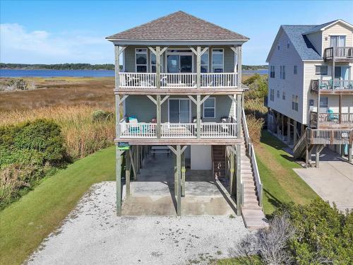 een luchtzicht op een huis met een terras bij Sunsets and the Sea in Thomas Landing
