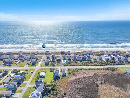 een luchtzicht op een strand met huizen en de oceaan bij Sunsets and the Sea in Thomas Landing