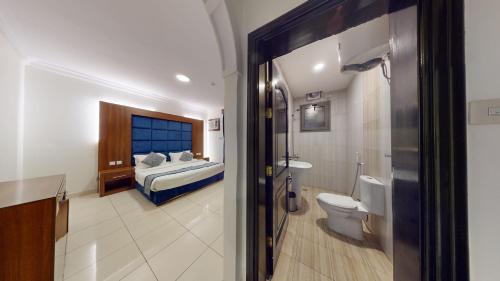 麦地那أونيسن المدينة的一间带一张床和卫生间的卧室