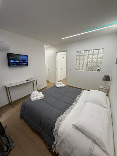 una camera da letto con un letto grande in una stanza di Maison Ferba a Palermo