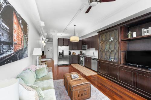 Køkken eller tekøkken på Knockout Loft- Near Plant Riverside