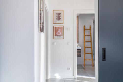 a hallway with a mirror in a white room at FozPanoramic in Foz do Arelho