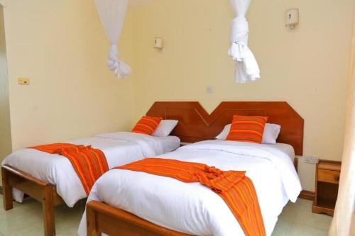 Postel nebo postele na pokoji v ubytování Raya hotel Nyali Mombasa