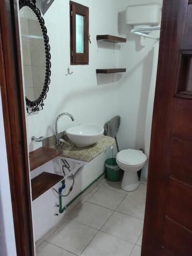 ein Badezimmer mit Waschbecken und Toilette in der Unterkunft Casa de ensueño a pasos del mar in Camet Norte