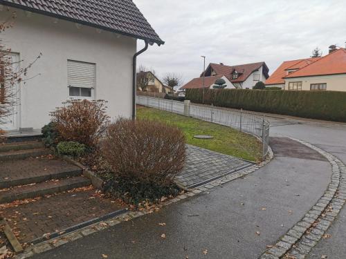 een huis met een loopbrug naast een tuin bij Lounge house in Burgau