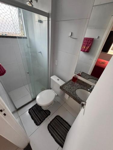 Et badeværelse på Apartamento térreo em condomínio 24 hrs