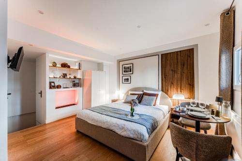 En eller flere senge i et værelse på Suite d'Exception sous Voûtes avec Spa & Cinéma