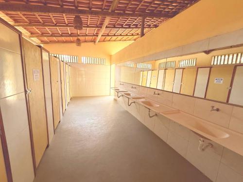 een badkamer met een rij wastafels en spiegels bij Bio-Resort Camping in Trairi