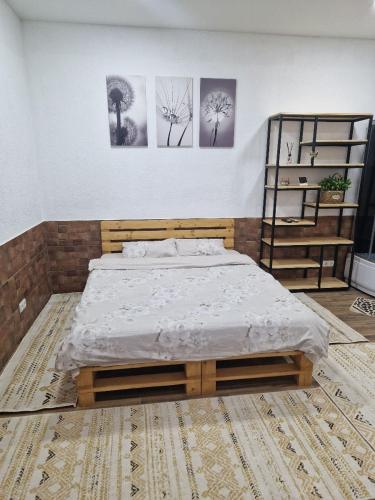 Katil atau katil-katil dalam bilik di Nest & Rest Studio