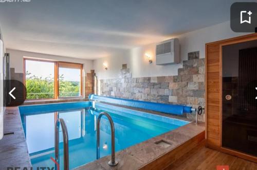 een groot zwembad in een kamer bij Lucky 55 in Praag