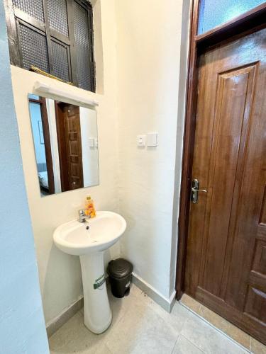 Et badeværelse på Cozy modern apartment in Nanyuki