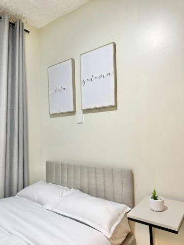 En eller flere senge i et værelse på Cozy modern apartment in Nanyuki