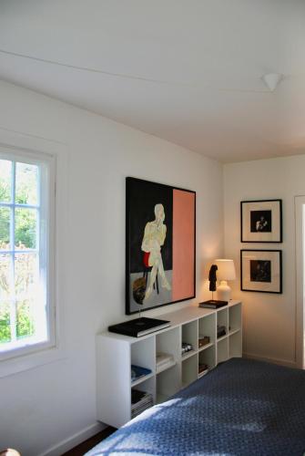 a bedroom with a bed and a painting on the wall at Villa Hjortekær in Kongens Lyngby