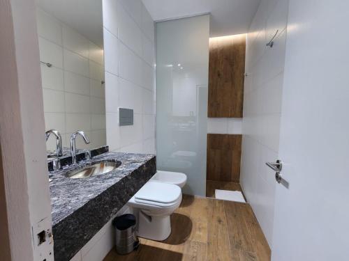 サン・ラファエルにあるAlas Hotelのトイレと洗面台のあるバスルーム