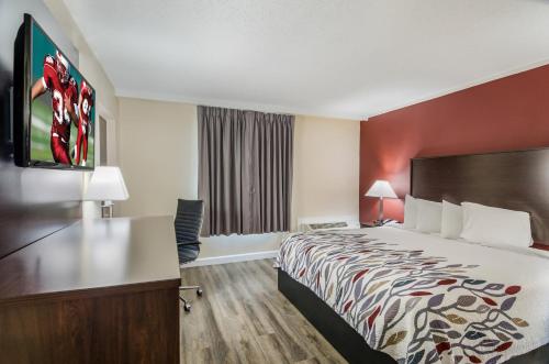 a hotel room with a bed and a desk at Red Roof Inn Madison Heights, VA in Lynchburg