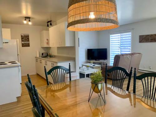 een keuken en een eetkamer met een tafel en stoelen bij Condos Mont-Trinité in Saint-Michel-des-Saints